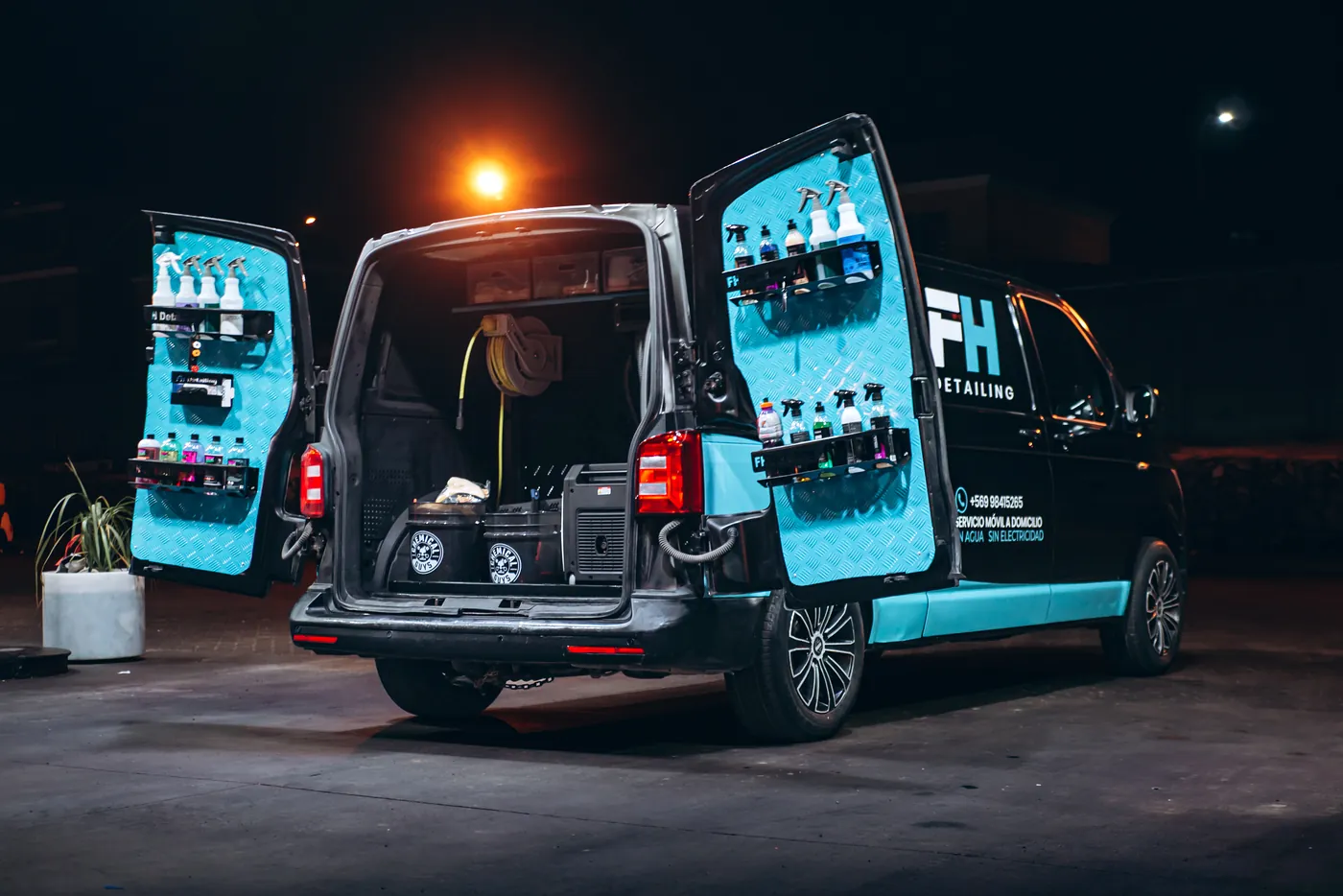 Van FH Detailing con puertas abiertas mostrando el equipamiento